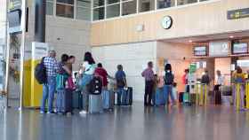 Pasajeros esperando para embarcar en el aeropuerto de Villanubla (Valladolid)