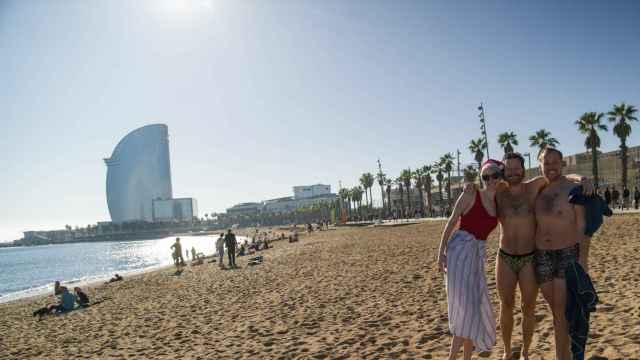 Turistas en la playa de la Malagueta de Barcelona el pasado 25 de diciembre de 2023.