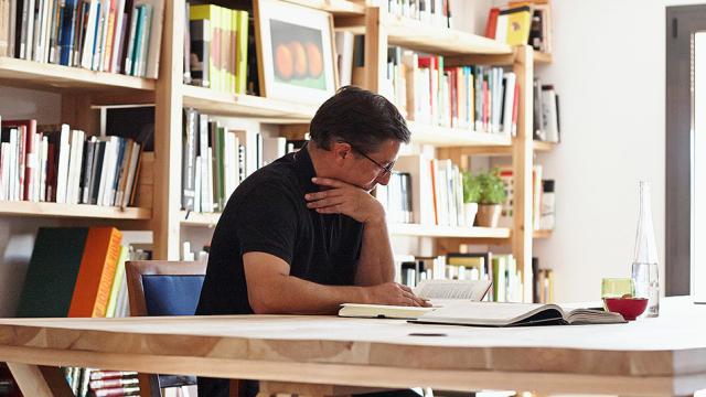 El chef Joan Roca leyendo un libro.