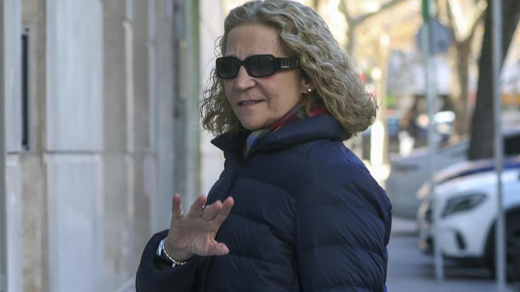 La infanta Elena en la entrada del restaurante Pabú.