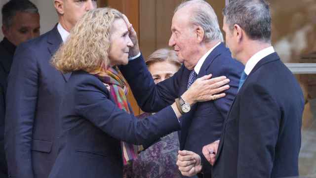 La despedida de Juan Carlos I y la infanta Elena.