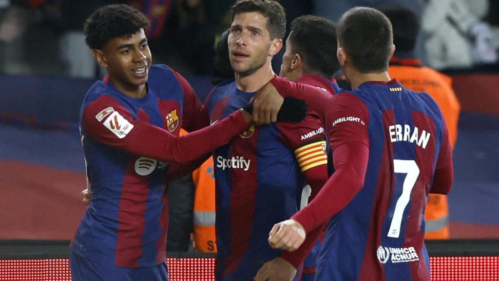 Sergi Roberto, felicitado por sus compañeros tras uno de los goles ante el Almería.