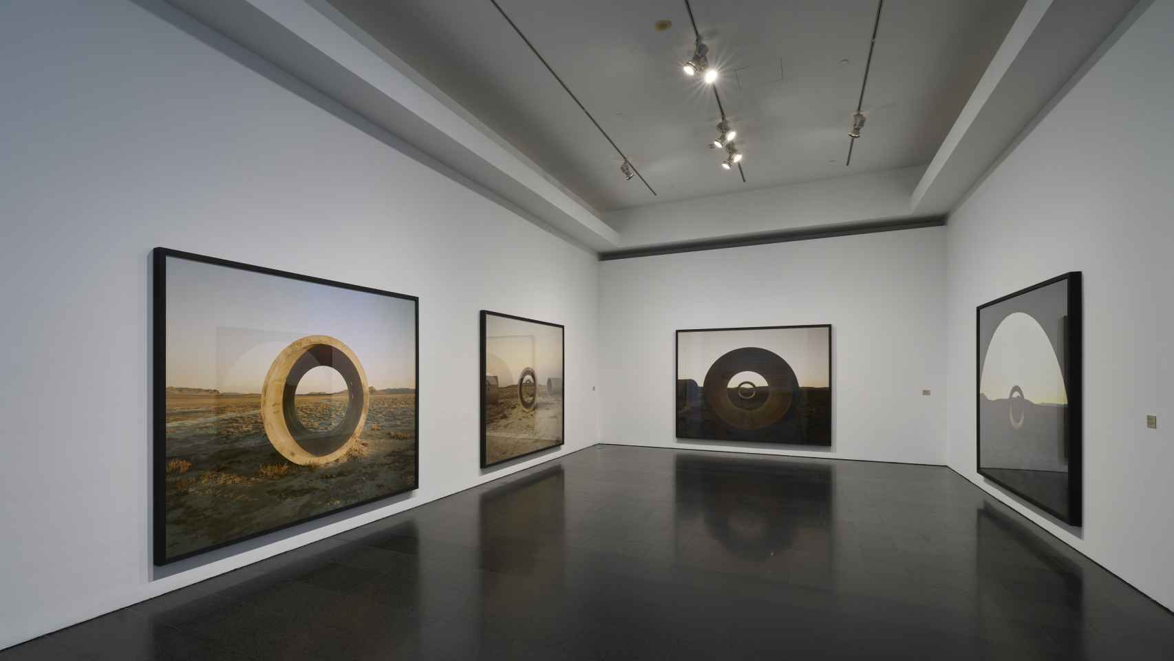 Vista de la exposición de Nancy Holt con las fotografías de la serie 'Sun Tunnels'