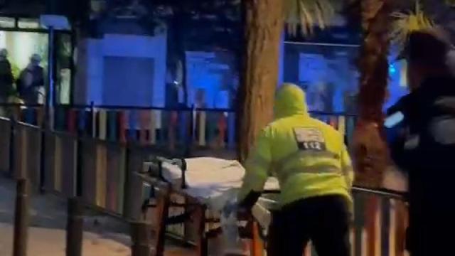 Actuación de los servicios sanitarios en el incendio de un bloque de pisos en Toledo.