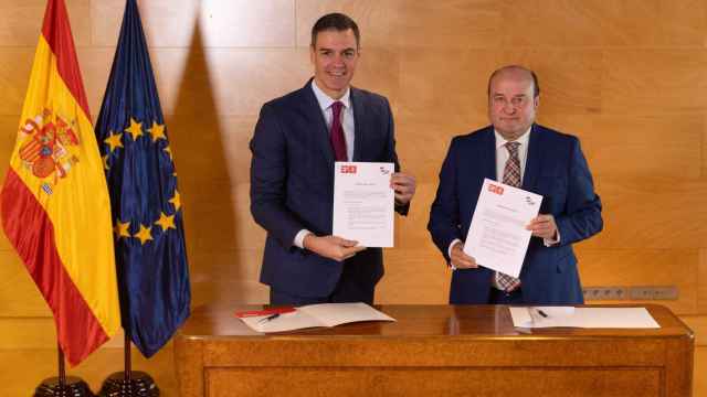 El presidente del Gobierno en funciones y candidato a la reelección, Pedro Sánchez (i), y el presidente del EBB del PNV, Andoni Ortuzar (d), firman un acuerdo para la investidura