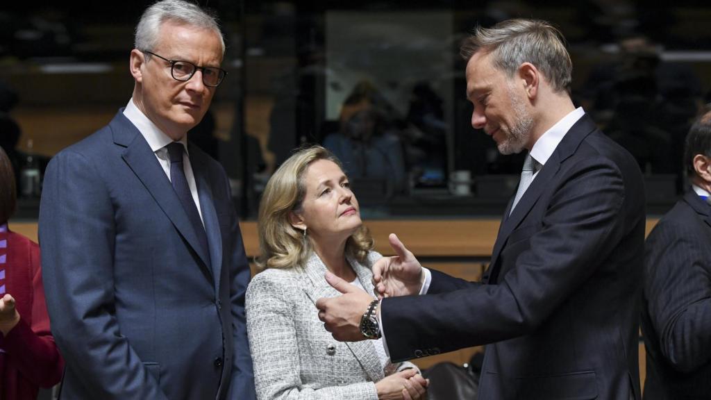 La vicepresidenta Calviño conversa con los ministros de Finanzas de Francia y Alemania, Bruno Le Maire y Christian Lindner, durante una reunión del Ecofin