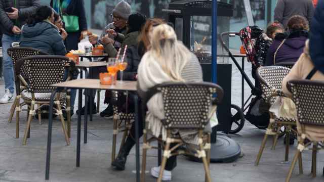 Varias personas en la terraza de una bar, a 4 de diciembre de 2023, en Madrid.