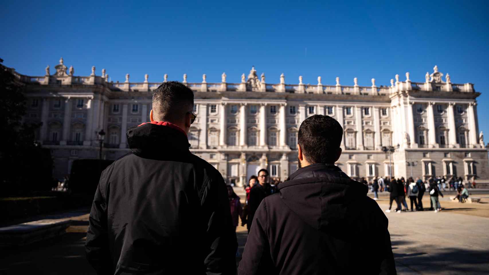 Javi y Álex frente al Palacio Real de Madrid, 'zona caliente' de carteristas.