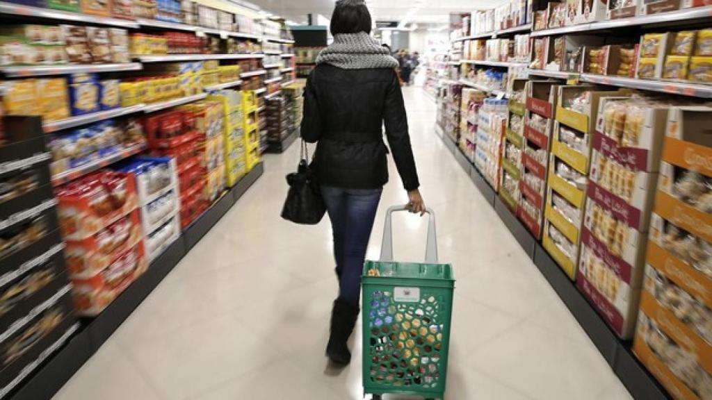 Una mujer en Mercadona.