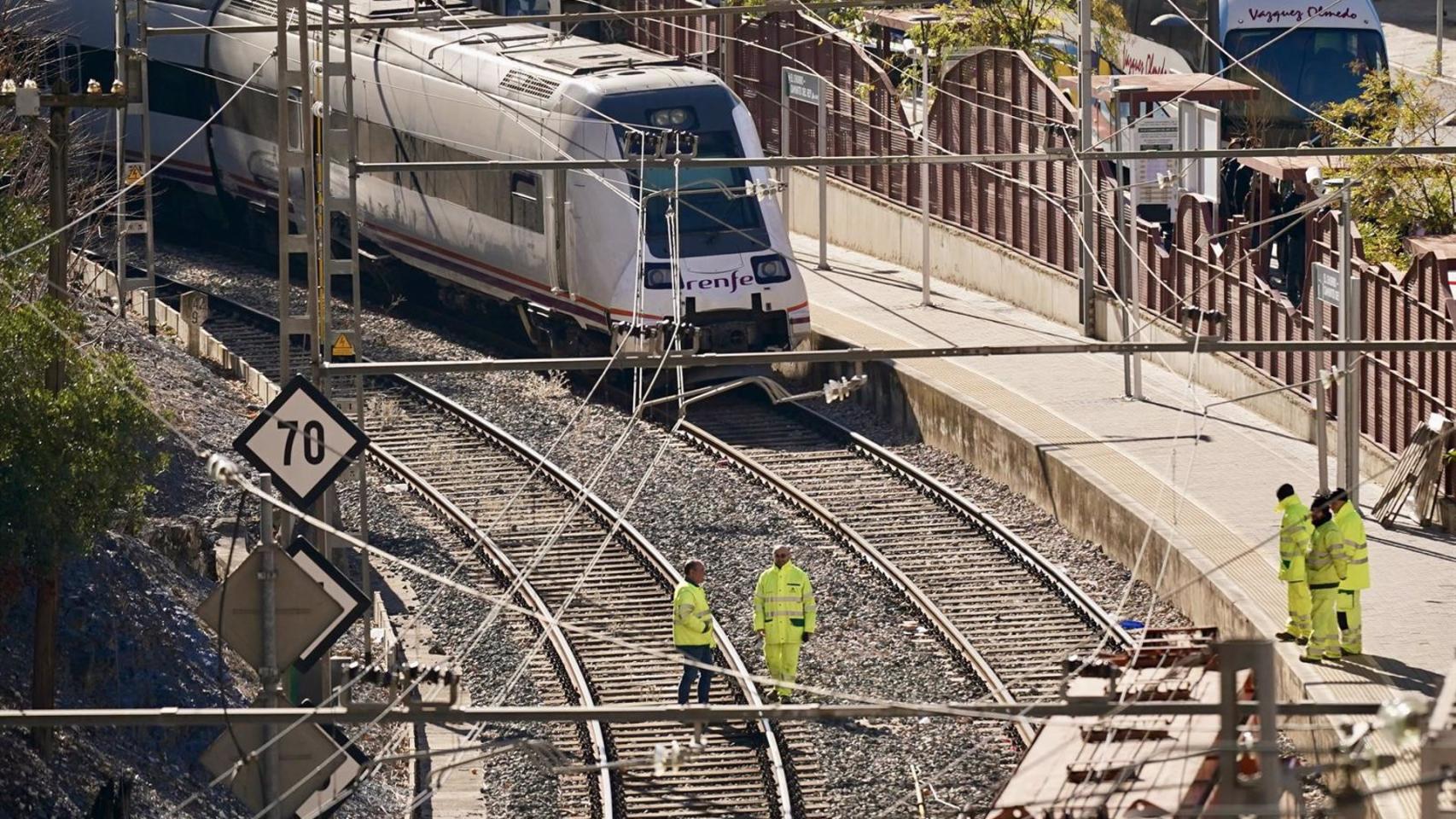 Operarios trabajan en la zona donde este pasado sábado tuvo lugar un choque de dos trenes en el Chorro, en el municipio malagueño de Álora.