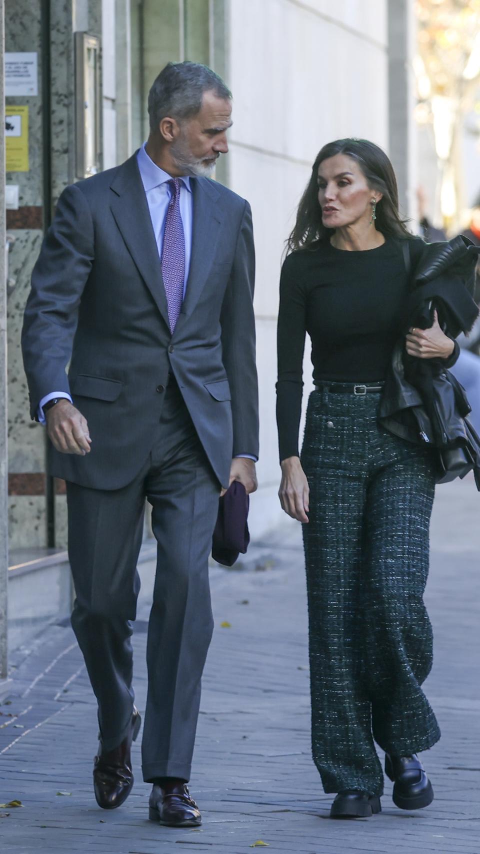 Felipe VI, de traje, junto a Letizia, en el cumpleaños de la infanta.