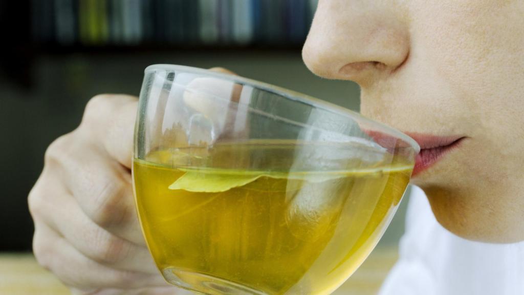 Imagen de una mujer tomando un té verde