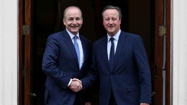 Micheál Martin, viceprimer ministro de Irlanda, junto a David Cameron, ministro de Asuntos Exteriores de Reino Unido