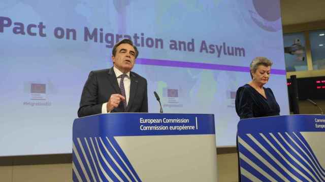 El vicepresidente de la Comisión, Margaritis Schinas, y la  Comisaría europea de Asuntos de Interior , Ylva Johansson, presentan el Pacto Migratorio