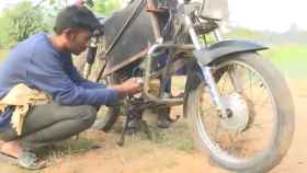 Kasam Akhil Reddy convirtiendo la moto.