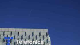 El logotipo de Telefónica, en la fachada de su sede en Madrid.