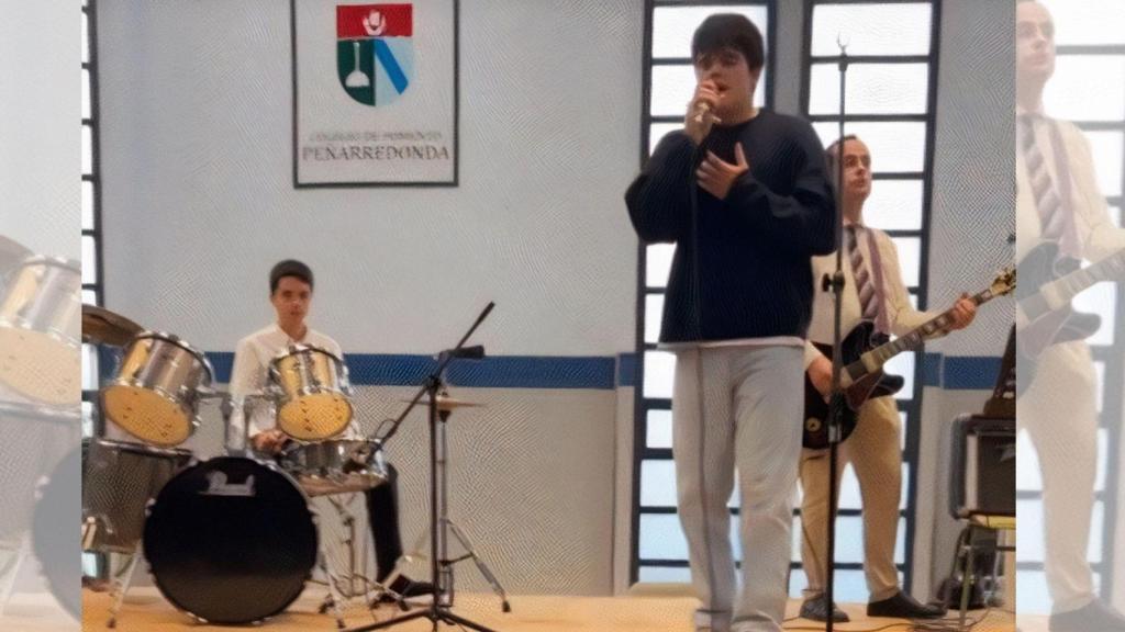 Íñigo Quintero actúa por sorpresa en A Coruña: En la fiesta navideña de su colegio