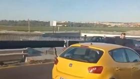 Identificados los dos conductores que pararon el coche en medio del puente del Centenario para pelearse