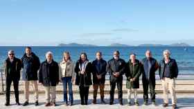 Los asistentes a la presentación frente a las Islas Cíes.