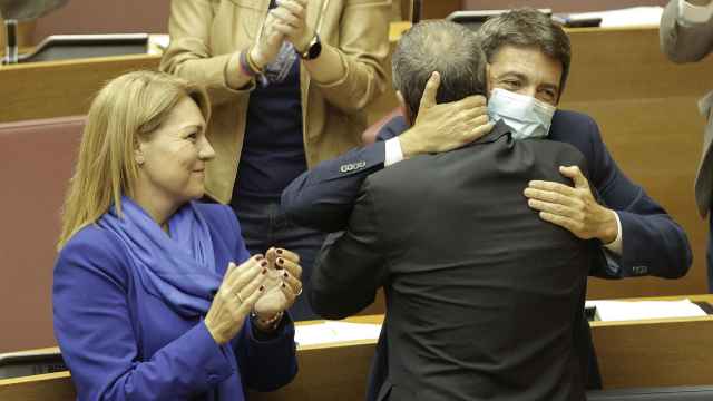 El presidente de la Generalitat, Carlos Mazón, abraza al vicepresidente, Vicente Barrera, tras la aprobación de los primeros presupuestos para el año 2024