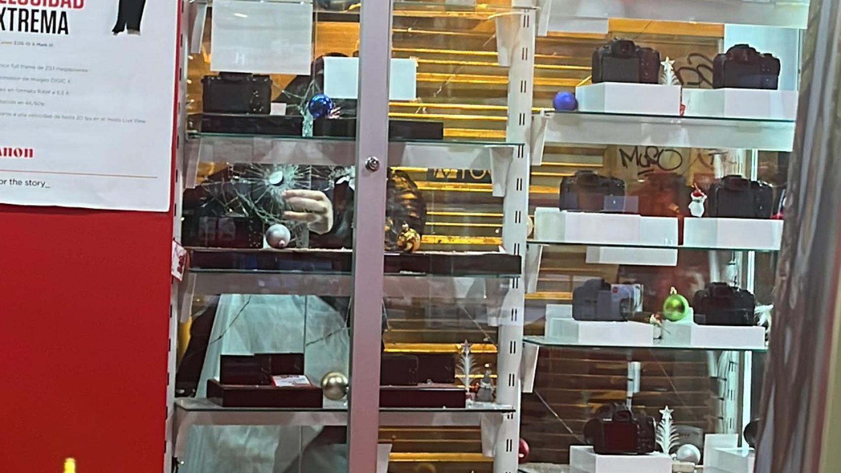 Impactante atraco a una tienda de fotografía en Valencia: rompen el cristal con la tienda llena
