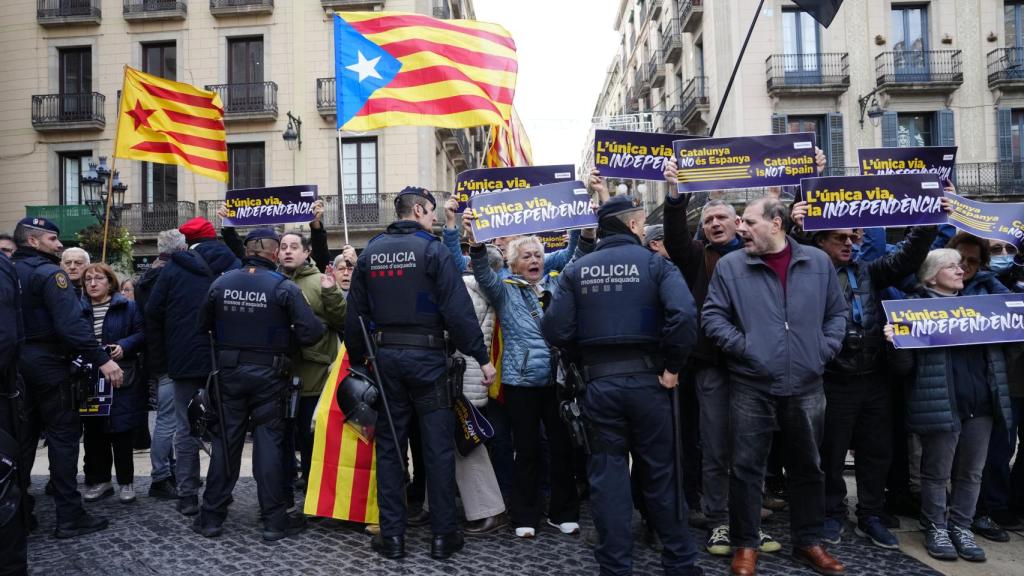 Manifestantes independentistas en Barcelona con motivo de la reunión de Sánchez con Aragonès.