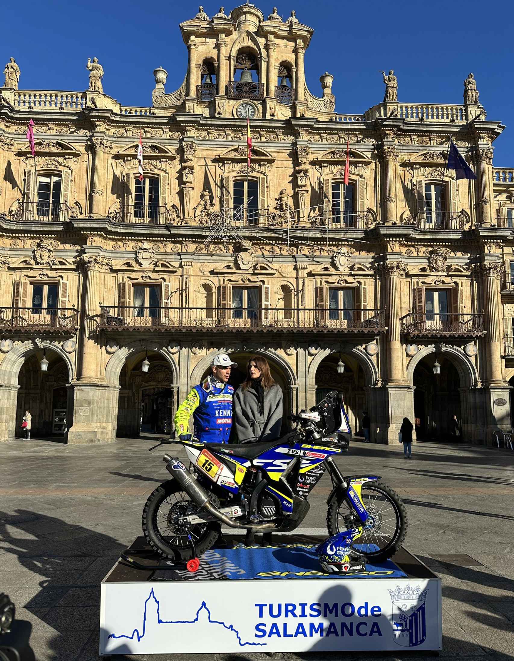 El piloto Lorenzo Santolino y la concejala de Deportes, Amudena Parres, en la Plaza Mayor de Salamanca