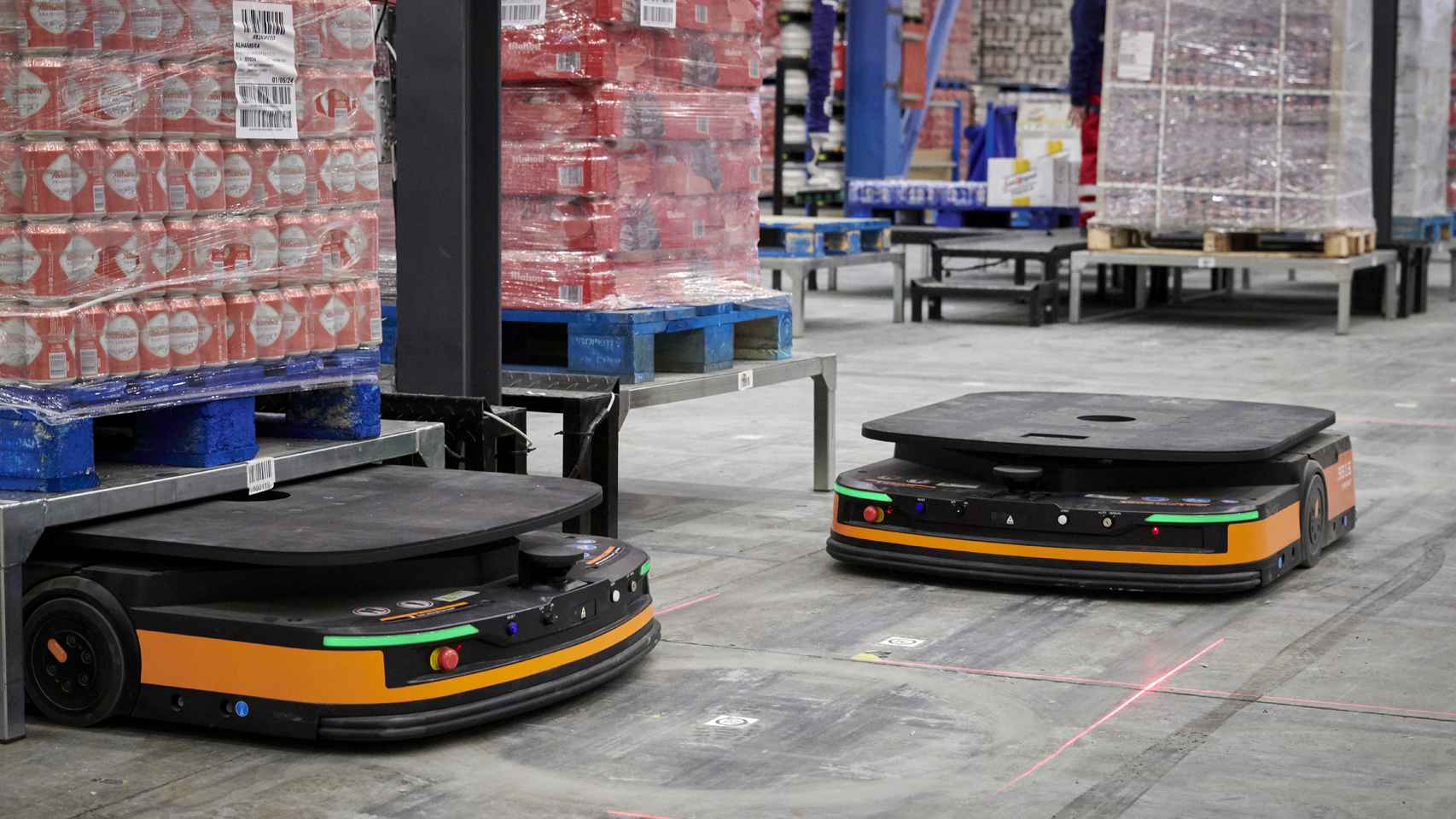 Los robots, equipados con sensores para evitar colisiones, mueven la mercancía por el almacén.