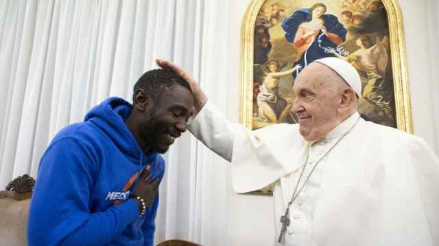 El papa Francisco bendice a un superviviente de la emigración tunecina.