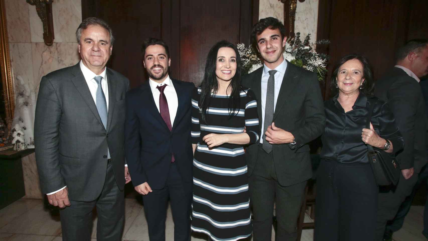 Cruz Sánchez de Lara junto a Alfonso Ramón-Borja Berenguer; su mujer, Telma Bonet, de la Sociedad de Conciertos, junto a dos jóvenes del equipo de Tressis.
