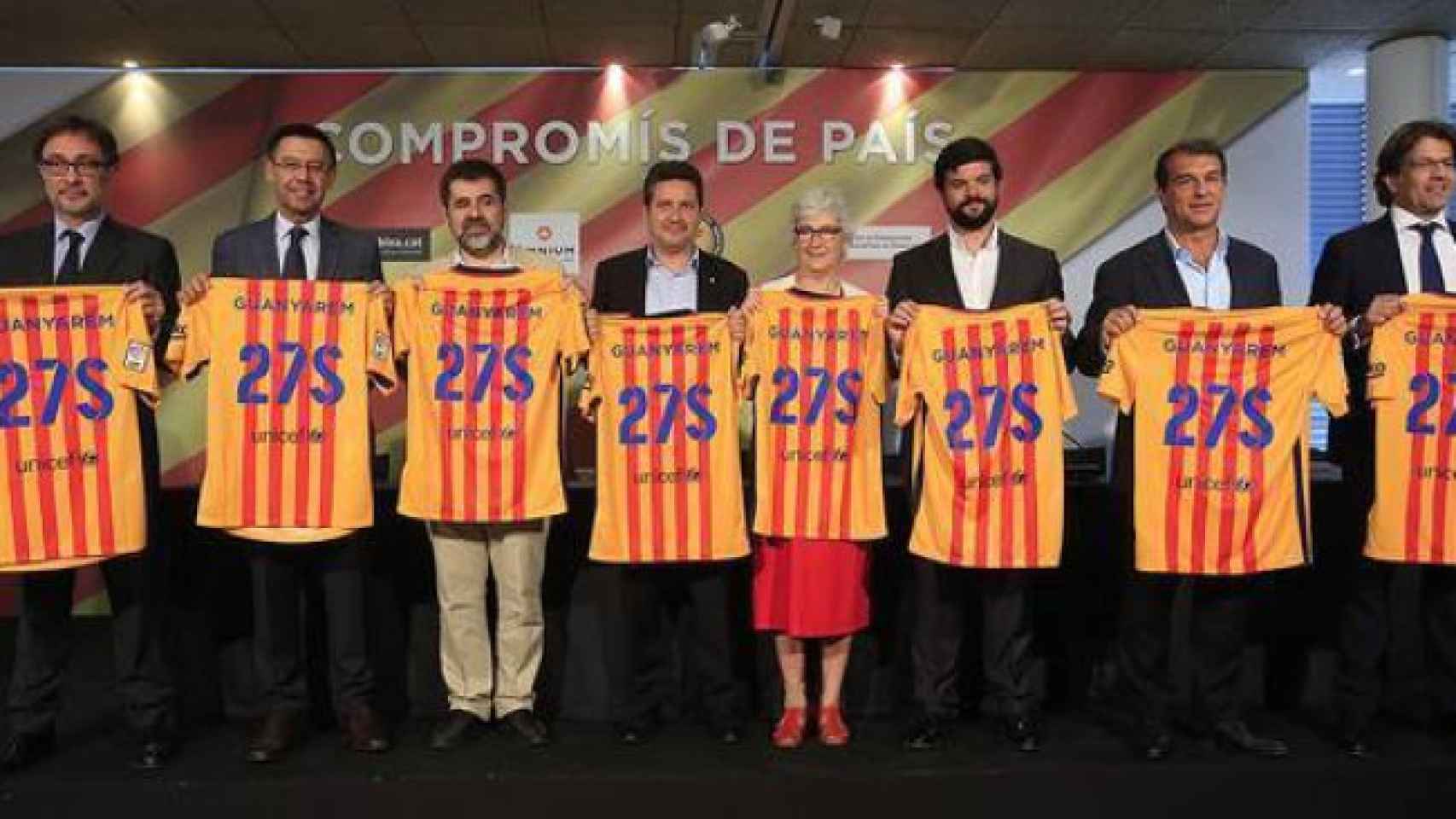 Xavier Vinyals, en el centro, rodeado por Jord Sánchez (ANC), Muriel Casals (Òmnium) y los cuatro candidatos a la presidencia del FC Barcelona, en julio de 2015.