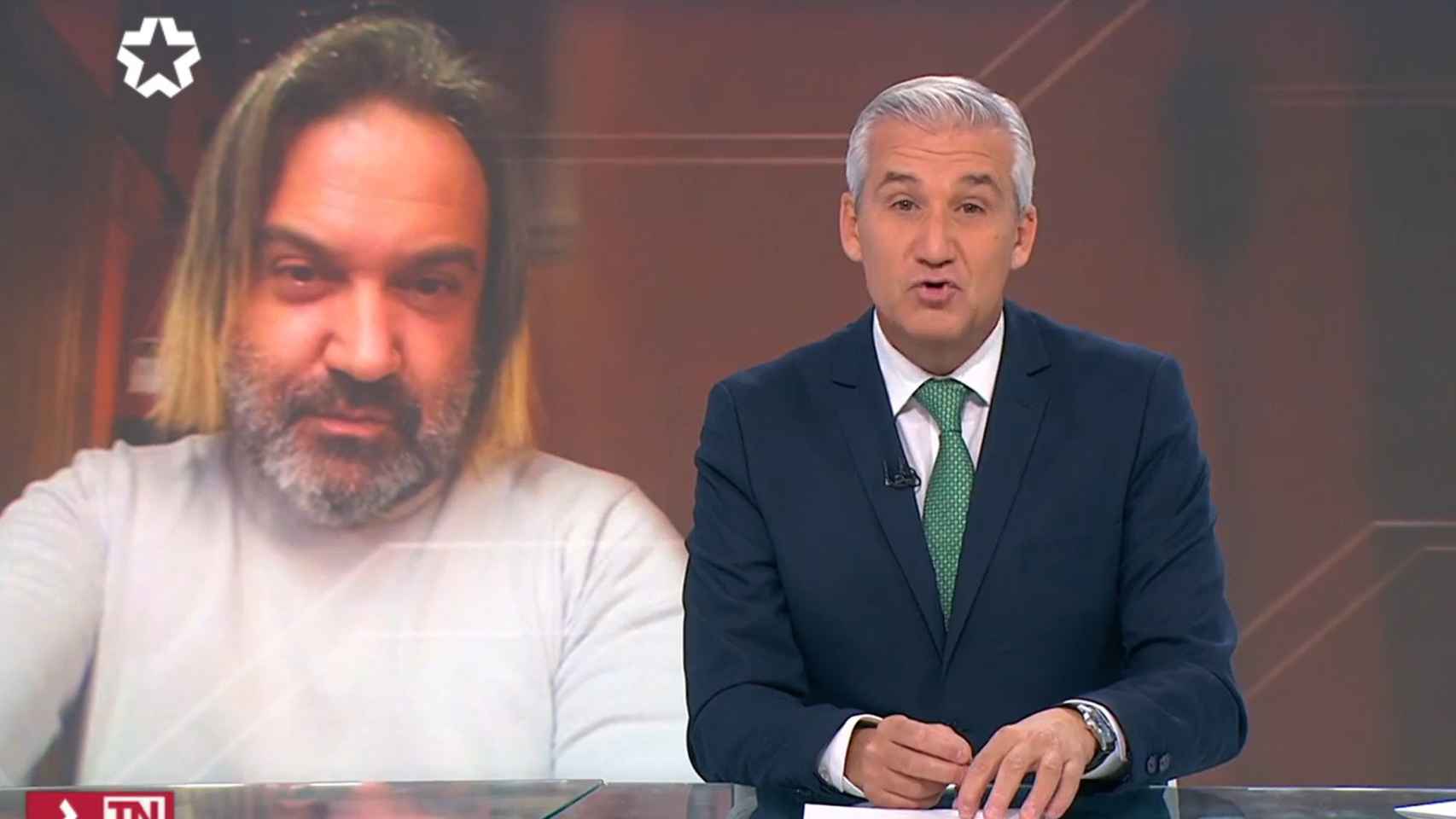 Víctor Arribas comunicando el fallecimiento de José Ramón Sacristán en 'Telenoticias 1'.