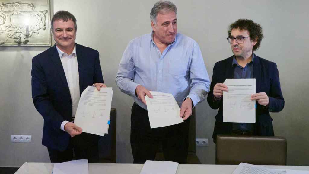 El concejal de Geroa Bai, Mikel Armendáriz; el candidato de EH Bildu a la alcaldía de Pamplona, Joseba Asiron y el portavoz de Contigo Zurekin, Txema Mauleón, en la firma del acuerdo.