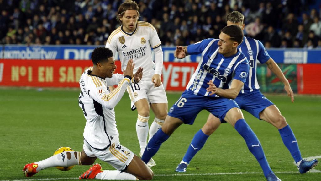 Bellingham cae al suelo en el partido ante el Alavés.