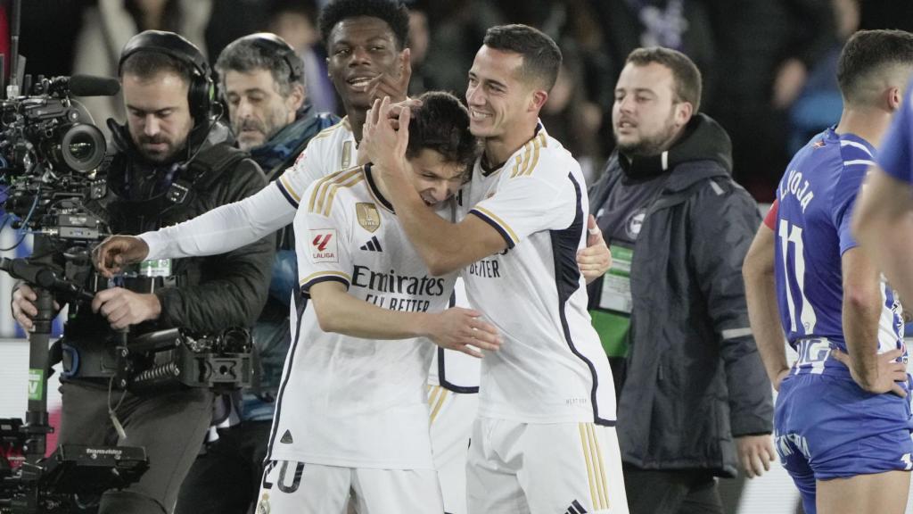 Lucas Vázquez se abraza con Fran García.