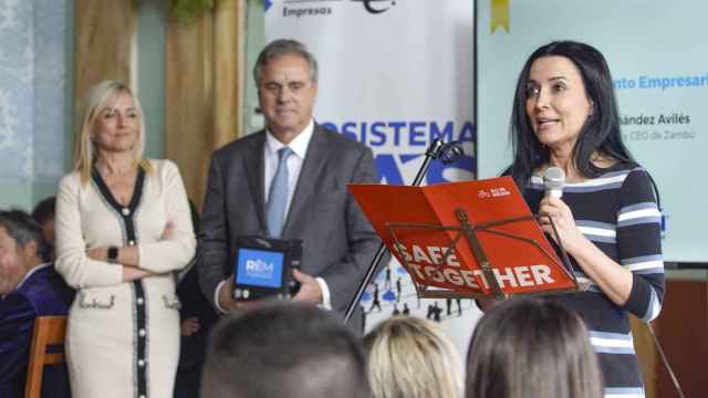 La vicepresidenta de EL ESPAÑOL, Cruz Sánchez de Lara, recibiendo el reconocimiento de REM por su 'labor social'.