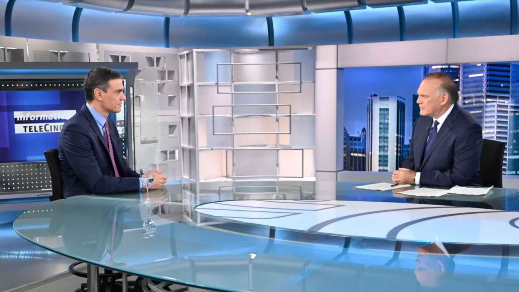 Pedro Piqueras entrevista a Pedro Sánchez en 'Informativos Telecinco'.