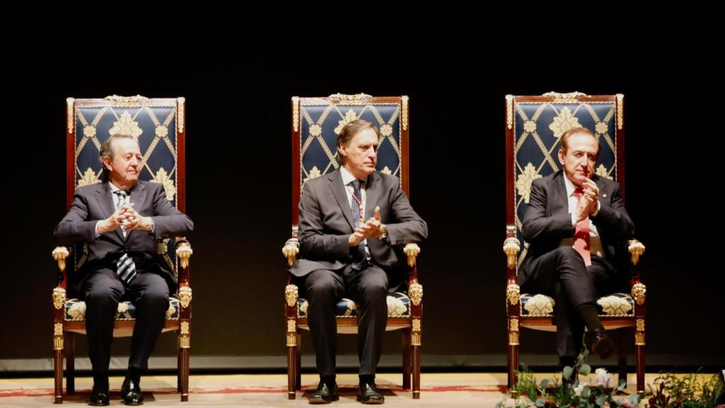 El alcalde de Salamanca, Carlos García Carbayo, preside el acto de entrega de las Medallas de Oro de la ciudad.