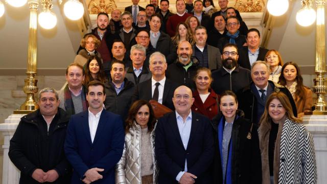 Foto de familia tomada en el Ayuntamiento de Valladolid