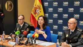 La subdelegada del Gobierno en Valladolid, Alicia Villar, junto con la Policía Nacional dando a conocer los detalles sobre la estafa del hijo en apuros