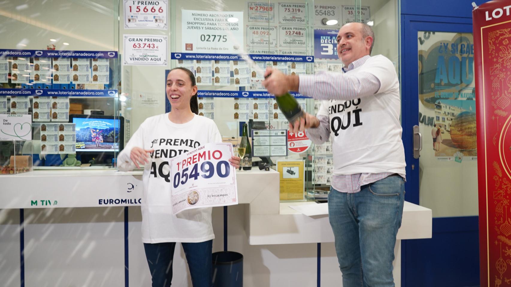 La administración ubicada en Río Shopping celebrando que había vendido el Gordo de la Lotería de Navidad