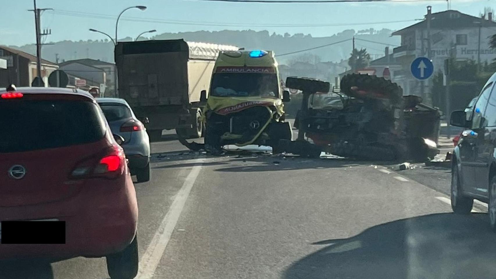 Choque entre una ambulancia y un tractor en la travesía de Mojados