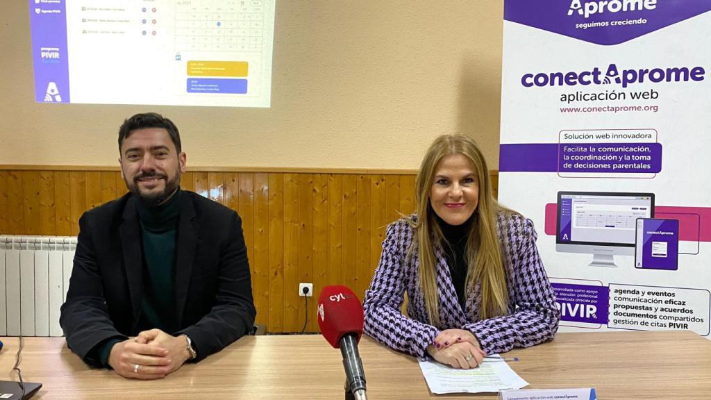 Félix Arias, director técnico de Aprome, y Margarita del Hoyo, coordinadora del proyecto Pivir, presentando la aplicación conectAprome