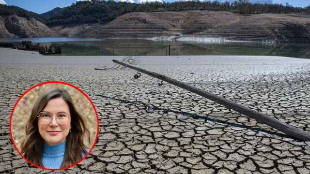 La doctora Laura Suárez-Gutiérrez frente a una imagen del  pantano de Sau en plena sequía (Lorena Sopêna/EP)