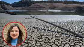 La doctora Laura Suárez-Gutiérrez frente a una imagen del  pantano de Sau en plena sequía (Lorena Sopêna/EP)