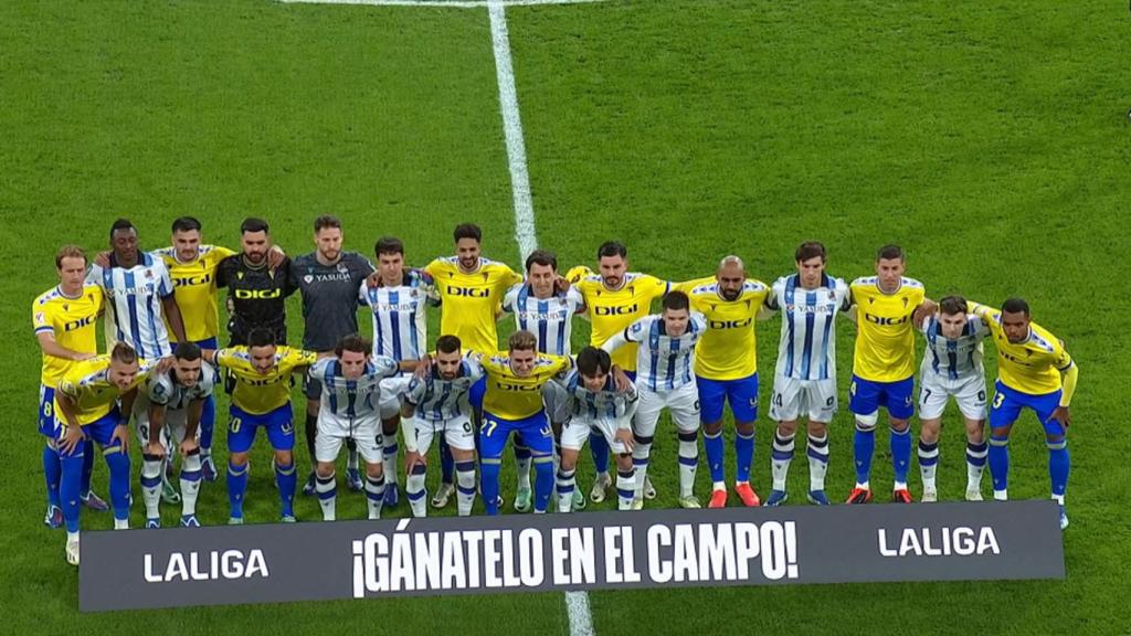 Los futbolistas de Cádiz y Real Sociedad posando con el lema ¡Gánatelo en el campo!