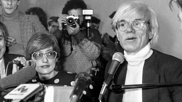 Andy Warhol en la rueda de prensa de la galería Fernando Vijande, en 1983. Foto de RNE