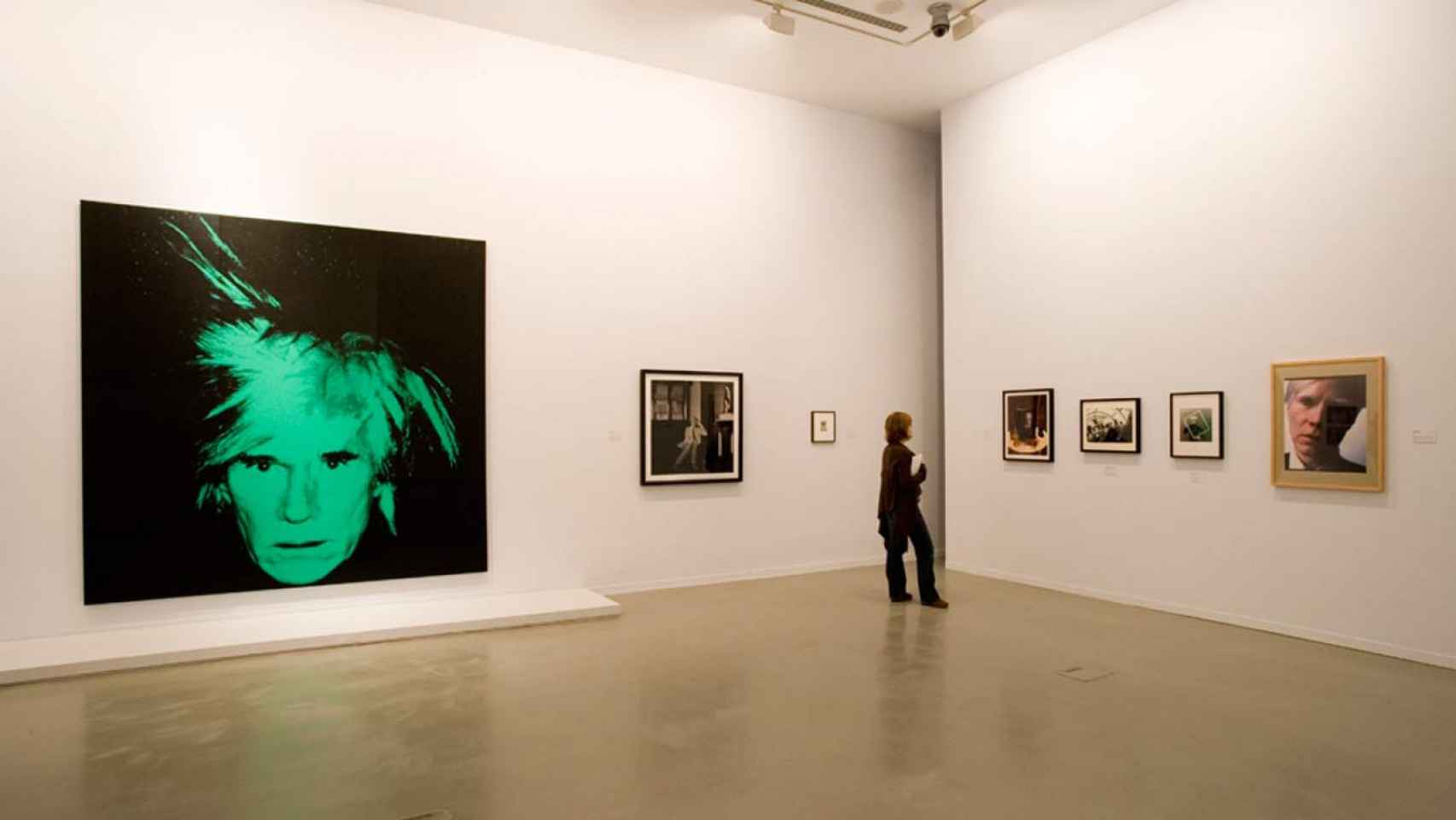 Vista de la exposición 'Warhol sobre Warhol' en La Casa Encendida