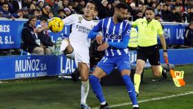 Lucas Vázquez, en pugna por el balón.