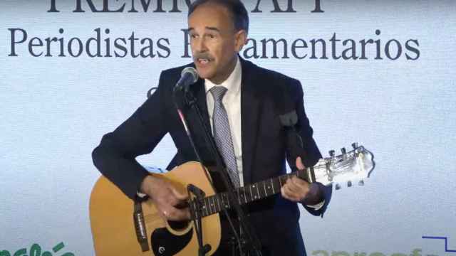 El periodista y cantautor José Miguel Blanco durante su actuación en los Premios de la Asociación de Periodistas Parlamentarios
